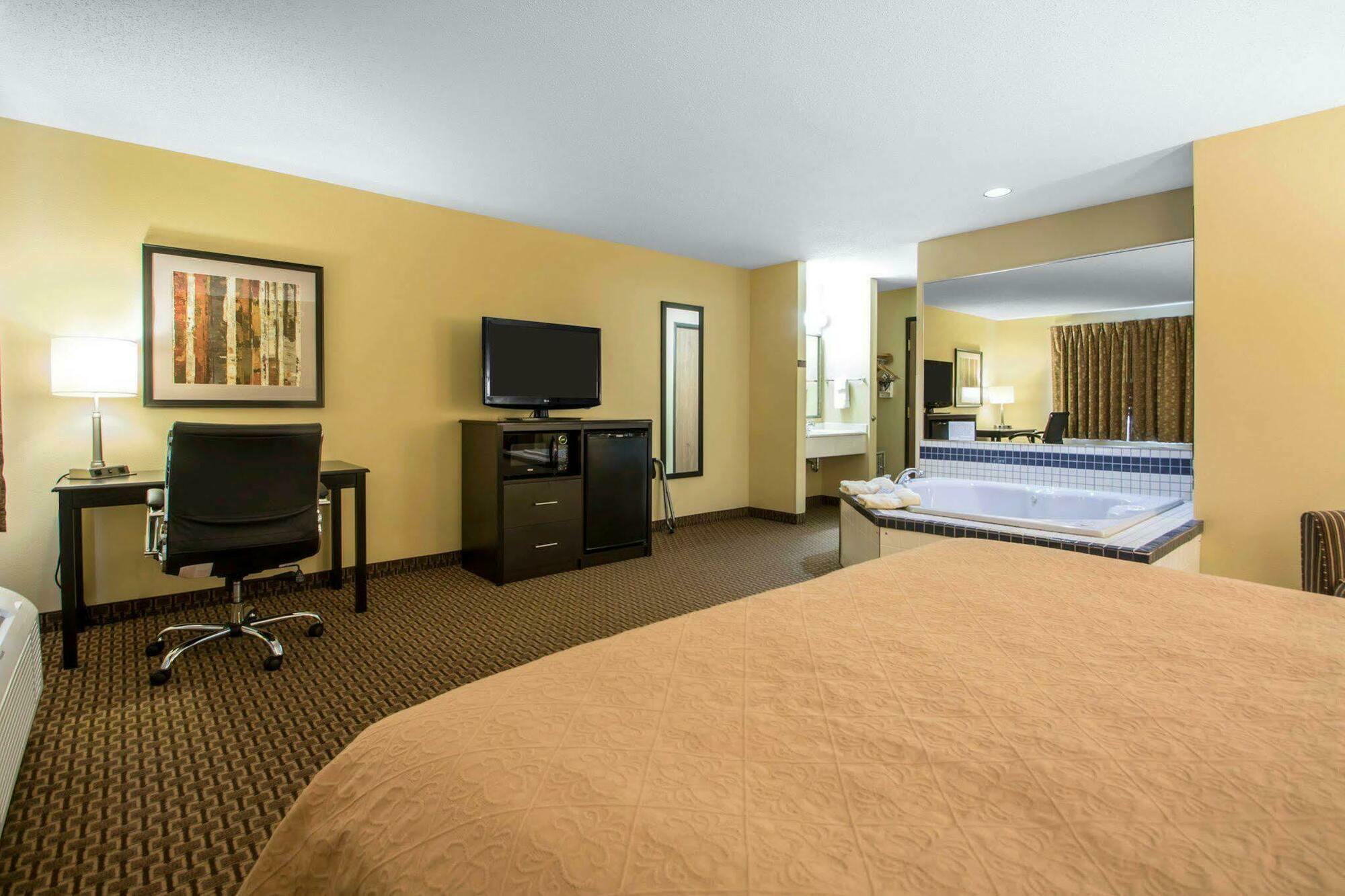 Quality Inn & Suites Sun Prairie Madison East Exterior photo